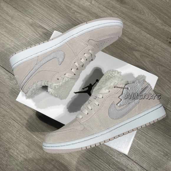 Air Jordan 1 Low Sherpa Fleece Women’s - Picture 9 of 10